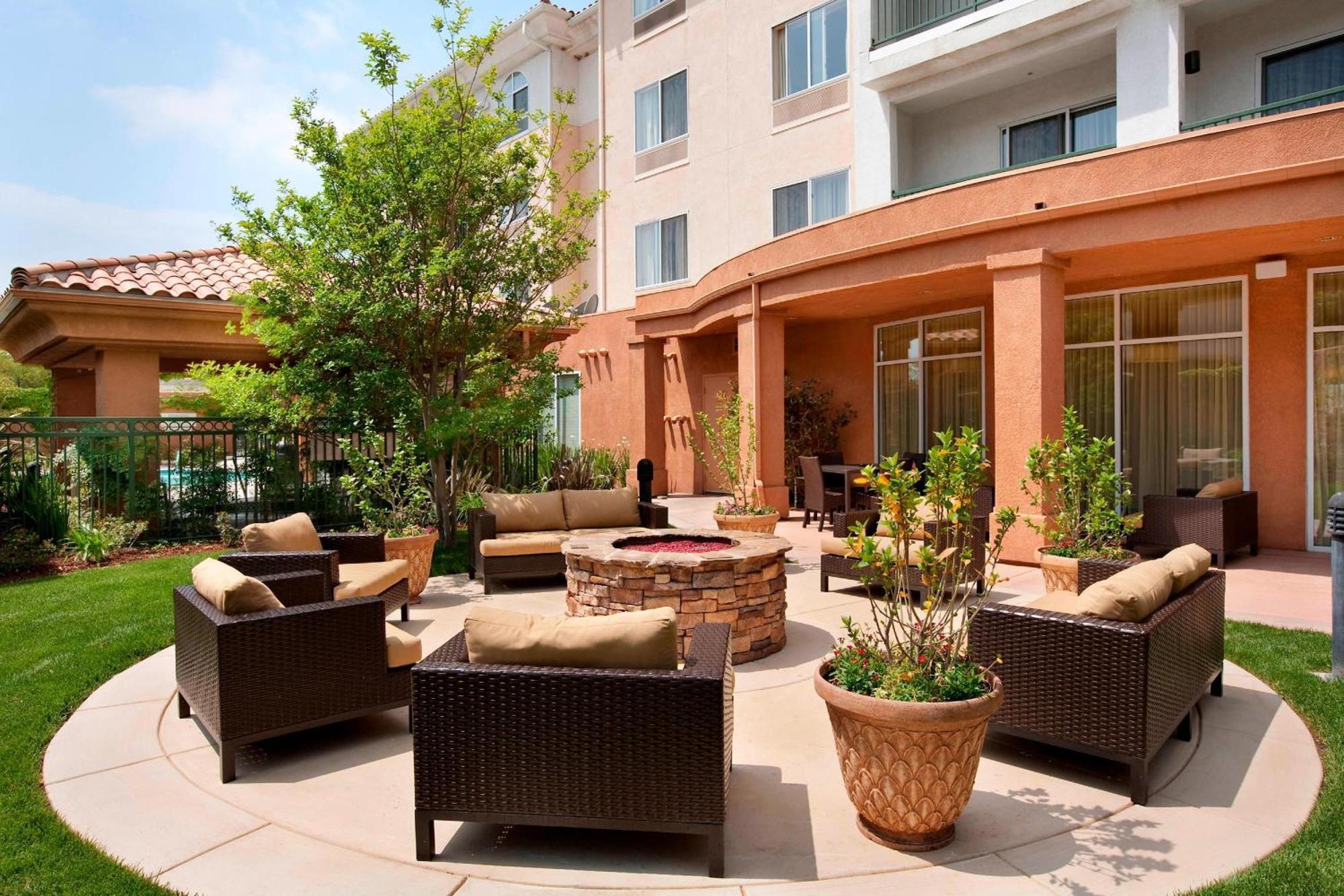 Courtyard Ventura 3*