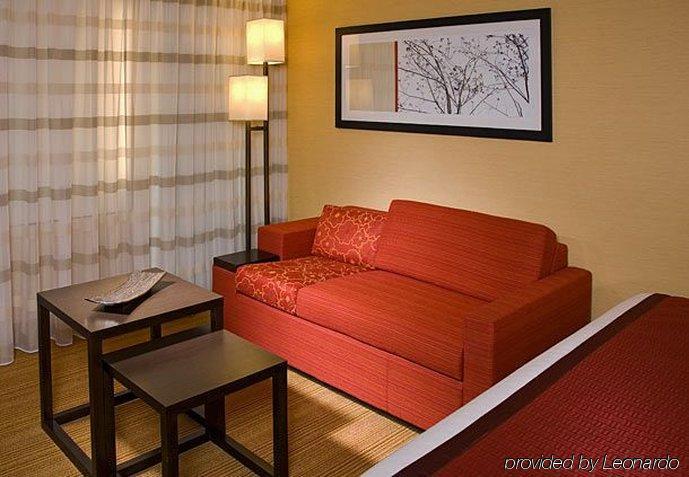 Courtyard Ventura Hotel 3*